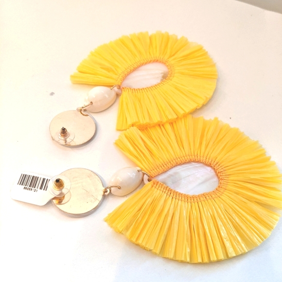 🎄5/$5 FRIDAY Mother of Pearl and Puka Raffia earrings NWT - Picture 4 of 5